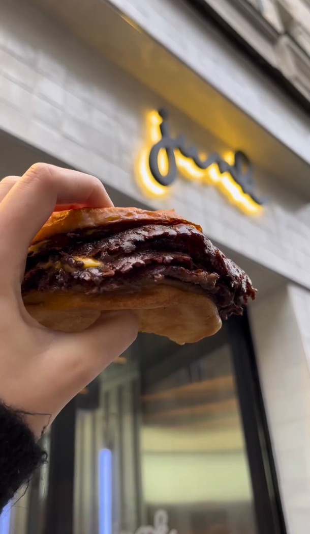 The coolest smash burger in Paris 🍔