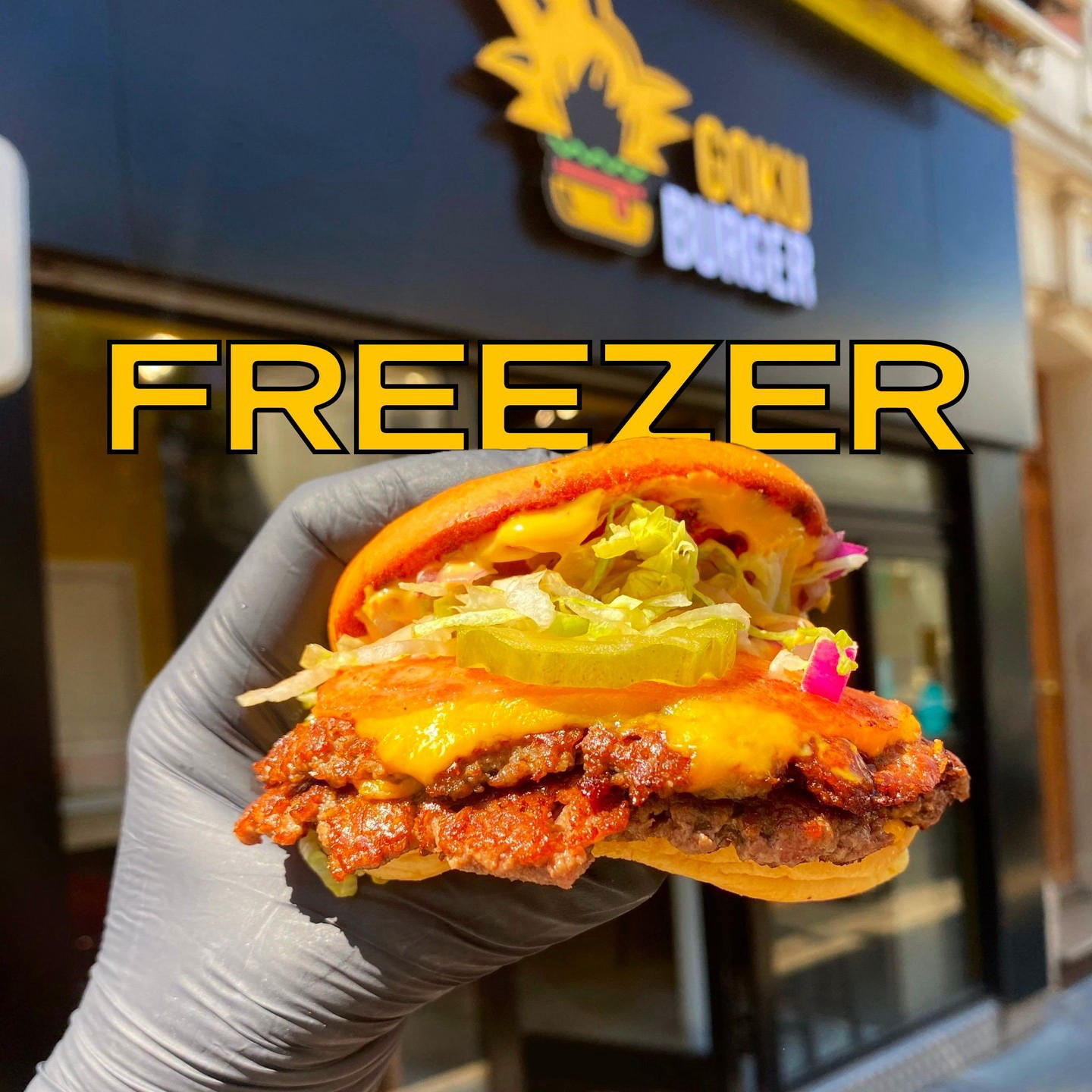 image  1 Goku Burger - Le freezer, c'est un pain moelleux à souhait, deux
